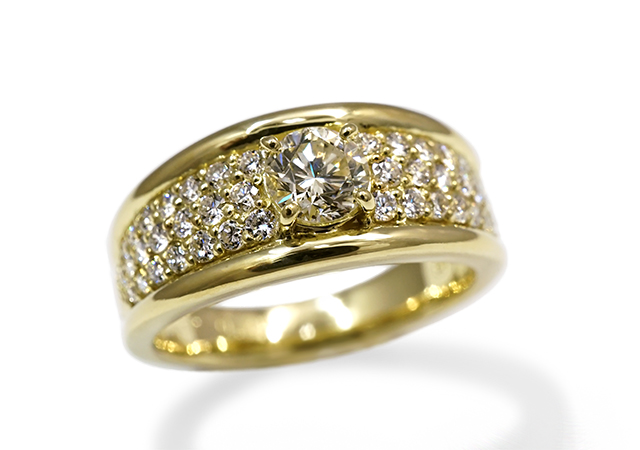 K様 (YG ダイアモンドがいっぱいに輝く指輪) - オーダーメイドジュエリー作品集｜浜松の結婚指輪・浜松市の婚約指輪 アトリエフィロンドール