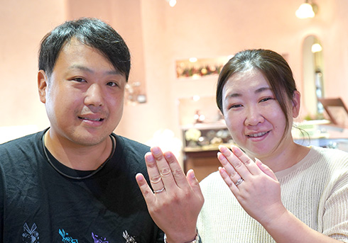 K様 (プラチナ MIORING「花衣」 線唐草と誕生石を込めた結婚指輪)