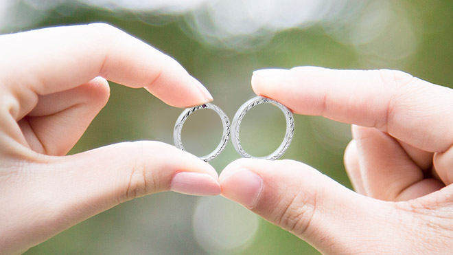 シンプルな結婚指輪にもたくさんの楽しみがあります