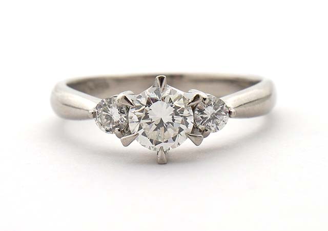 T様 (プラチナ ダイヤ婚約指輪を指輪とピアスへリフォーム)