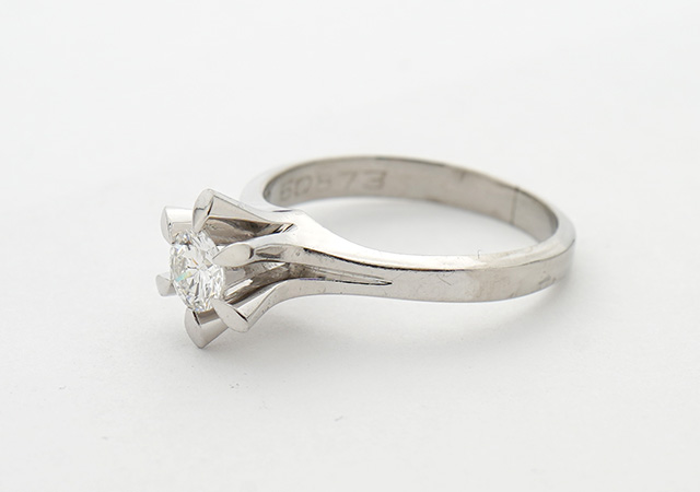 I様 (プラチナ 立て爪婚約指輪をダンシングストーンペンダントへリフォーム)