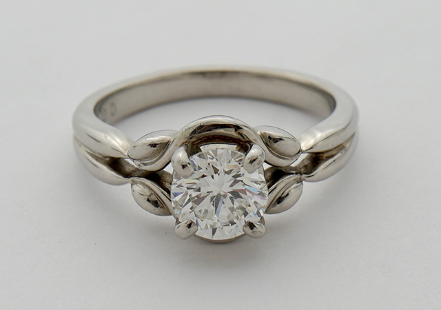 プラチナ ダイヤ婚約指輪をネックレスにリフォーム