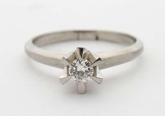 プラチナ ダイヤ婚約指輪をダンシングストーントップにリフォーム