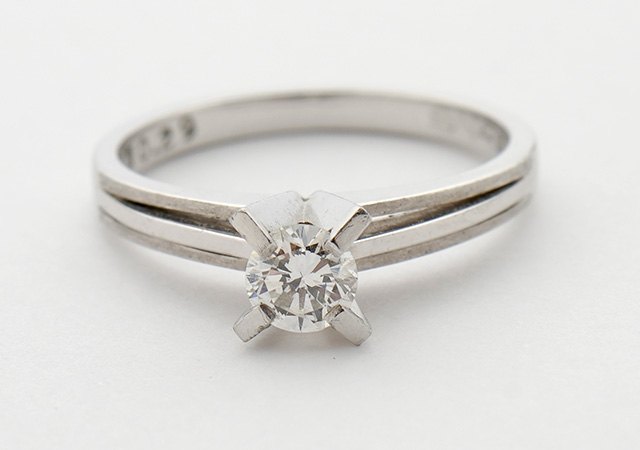 T様 (プラチナ ダイヤ婚約指輪をK18ネックレスにリフォーム)