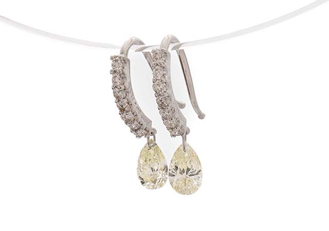 プラチナ製ペアシェイプレーザーダイヤピアスの外れ修理