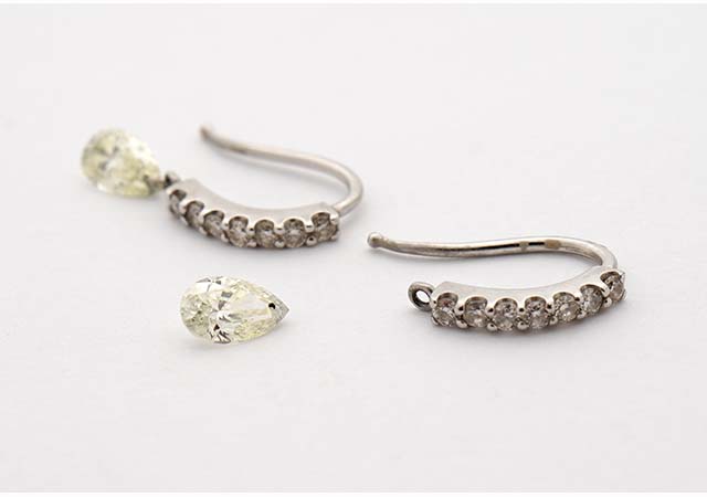 プラチナ製ペアシェイプレーザーダイヤピアスの外れ修理